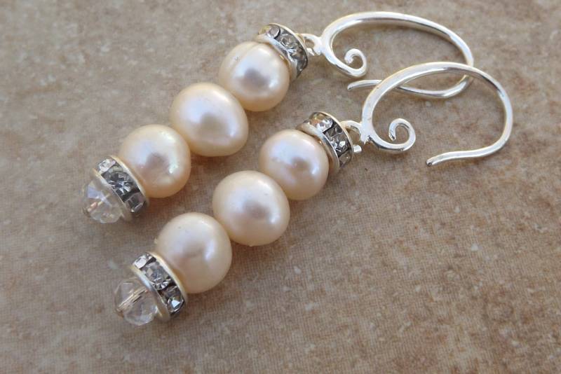 Rosa Pfirsich Naturperle Und Swarovski Kristall Baumeln Ohrringe von LARIMAR