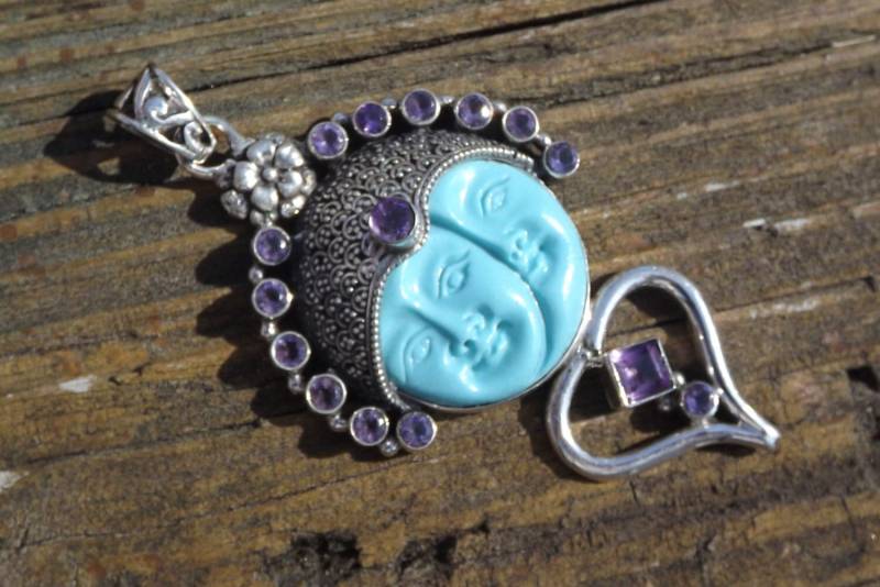 Türkis Anhänger, Hand Geschnitztes Doppelgesicht Mit Amethyst von LARIMAR