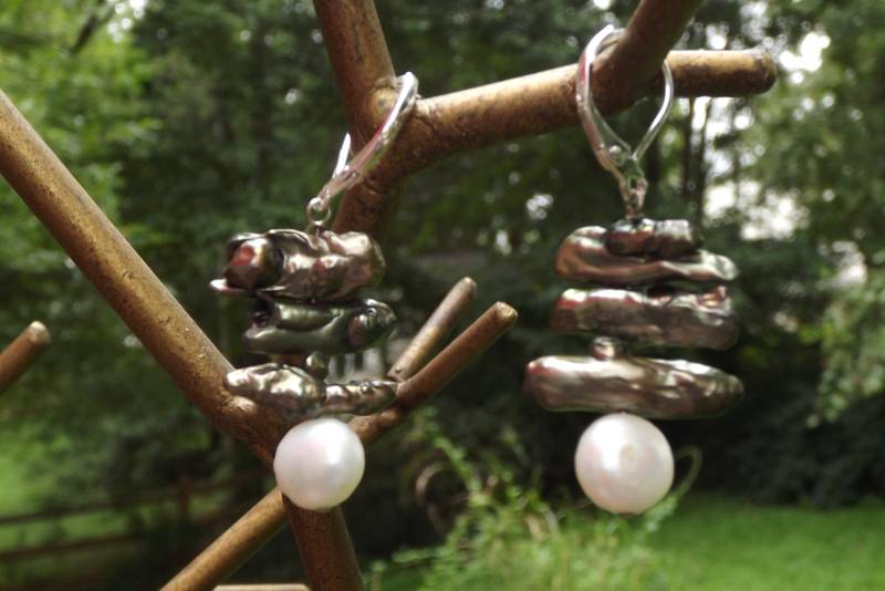 Weiße Perle & Grüne Biwa Perlen - Sterling Silber Ohrringe von LARIMAR