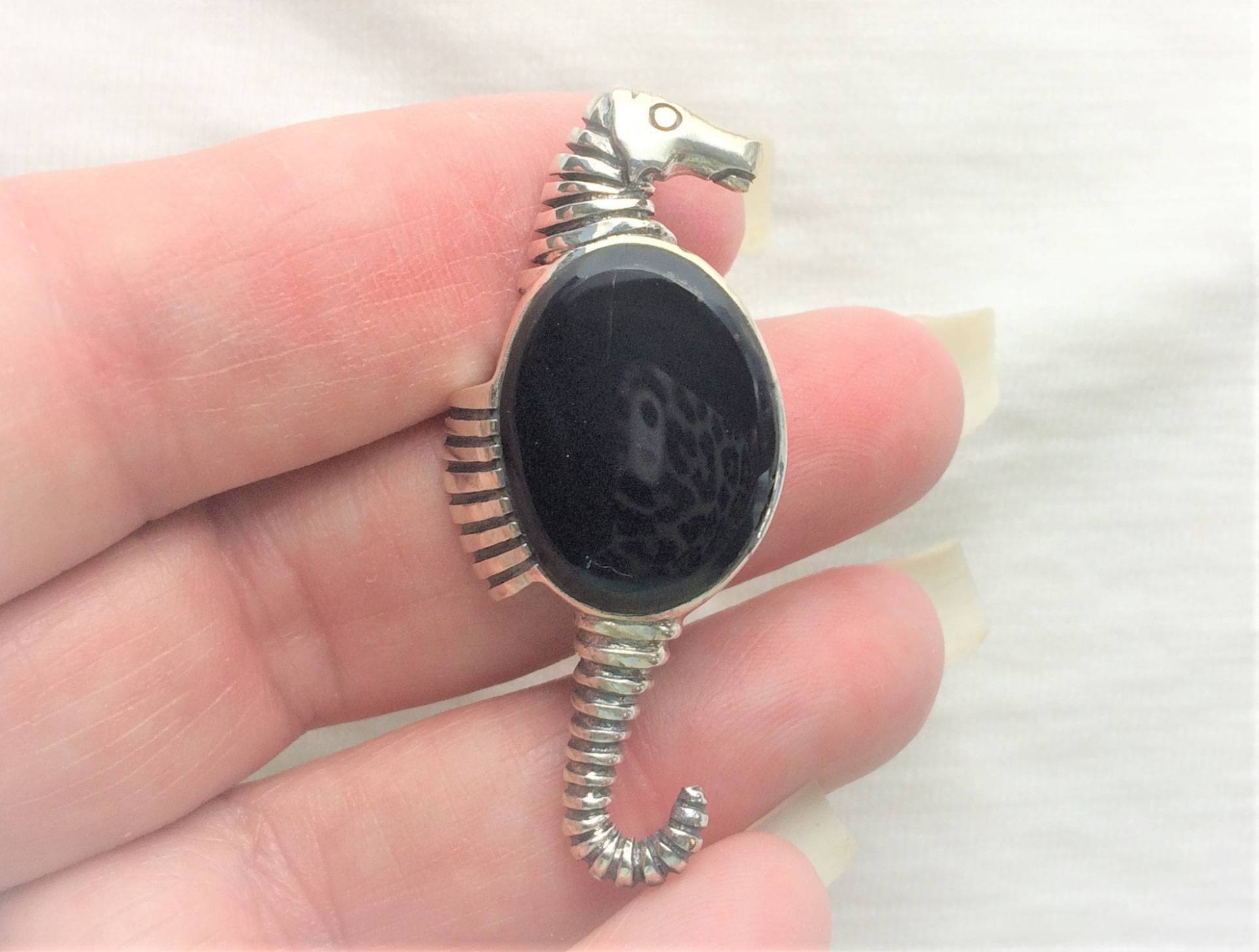 Nachlass Old Pawn Sterling Silber Schwarz Onyx Gem Seepferd Brosche Markiert 925 Big Large 5 cm Lang Seepferdchen Southwest Statement Scuba Snorkel Nachlass Old Pawn Sterling Silber Schwarz Onyx Gem Seepferd Brosche Markiert 925 Big Large 5 cm Lang Seepferdchen Southwest Statement Scuba Snorkel von LARIMARandTURQUOISE