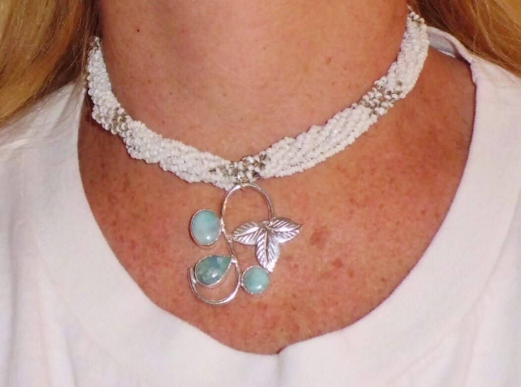 New Artists Echte Larimar Anhänger Halskette Weiße Glasperlen Silber Verstellbar 16-18" Lange Große Twist Twisted Toursade 9-strang Multi New Artists Echte Larimar Anhänger Halskette Weiße Glasperlen Silber Verstellbar 16-18" Lange Große Twist Twisted Toursade 9-strang Multi von LARIMARandTURQUOISE