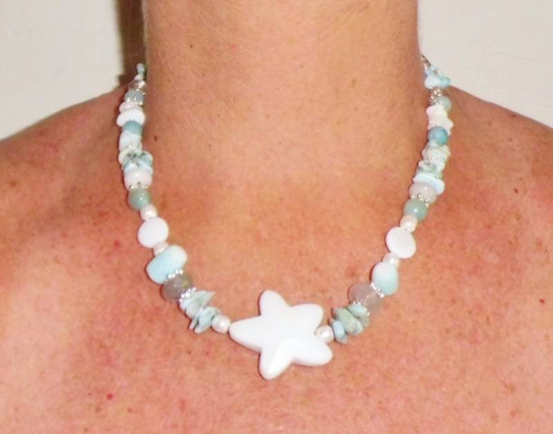 New Artists Echte Larimar Edelstein Statement Halskette Blau Und Creme Farben Weiß Quarz Stern Anhänger Abgestuft Boho Chic Seestern Strand New Artists Echte Larimar Edelstein Statement Halskette Blau Und Creme Farben Weiß Quarz Stern Anhänger Abgestuft Boho Chic Seestern Strand von LARIMARandTURQUOISE