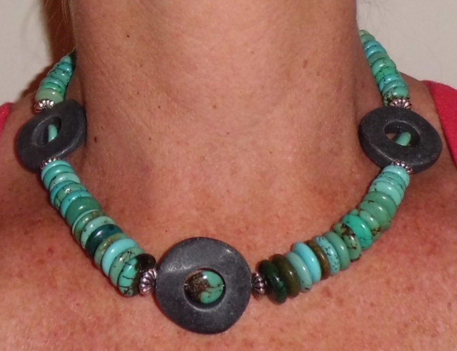 New Artists Echte Türkis Rondelle Perlen Halskette Handarbeit Schwarze Jaspis Kreis Perle 17" Long Boho Chic Southwest Statement New Artists Echte Türkis Rondelle Perlen Halskette Handarbeit Schwarze Jaspis Kreis Perle 17" Long Boho Chic Southwest Statement von LARIMARandTURQUOISE