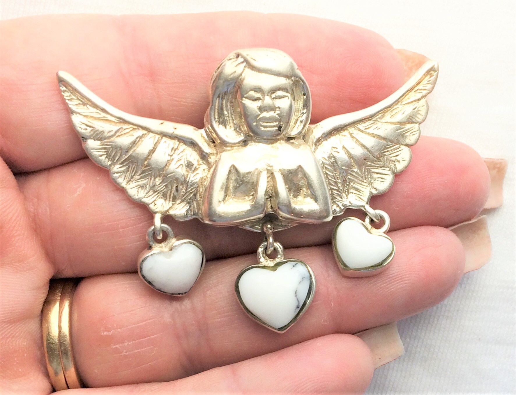 Vintage Alte Pfote Southwest Engel Herz Baumeln Sterling Silber Brosche Pin 2-1/4" Breit Groß Geschildert Weiß Edelstein Herzen Flügel Vintage Alte Pfote Southwest Engel Herz Baumeln Sterling Silber Brosche Pin 2-1/4" Breit Groß Geschildert Weiß Edelstein Herzen Flügel von LARIMARandTURQUOISE