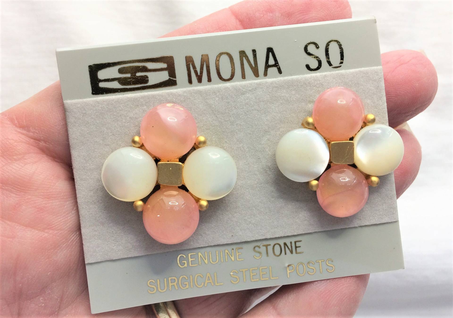 Vintage Echte Perlmutt Rosa Rosenquarz Gold Ohrhänger - Neu, Nie Getragen Nos Noch Auf Karte Runde Steinkuppelhälften Vintage Echte Perlmutt Rosa Rosenquarz Gold Ohrhänger - Neu, Nie Getragen Nos Noch Auf Karte Runde Steinkuppelhälften von LARIMARandTURQUOISE