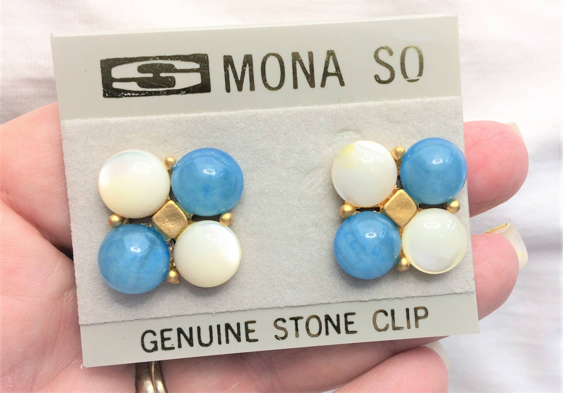 Vintage Echte Perlmutt Türkis Quarz Achat Gold Clip Clipon Ohrringe - Neu, Nie Getragen Nos Auf Karte Runde Steinkuppelhälften Vintage Echte Perlmutt Türkis Quarz Achat Gold Clip Clipon Ohrringe - Neu, Nie Getragen Nos Auf Karte Runde Steinkuppelhälften von LARIMARandTURQUOISE