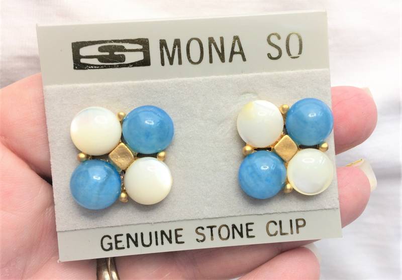 Vintage Echte Perlmutt Türkis Quarz Achat Gold Clip Clipon Ohrringe - Neu, Nie Getragen Nos Auf Karte Runde Steinkuppelhälften Vintage Echte Perlmutt Türkis Quarz Achat Gold Clip Clipon Ohrringe - Neu, Nie Getragen Nos Auf Karte Runde Steinkuppelhälften von LARIMARandTURQUOISE