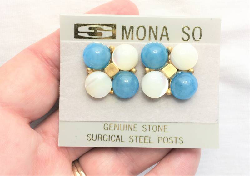 Vintage Echte Perlmutt-Türkis-Quarz-Achat-Gold-Ohrringe - Neu, Nie Getragen Nos Auf Karte Runde Steinkuppelhälften Vintage Echte Perlmutt-Türkis-Quarz-Achat-Gold-Ohrringe - Neu, Nie Getragen Nos Auf Karte Runde Steinkuppelhälften von LARIMARandTURQUOISE