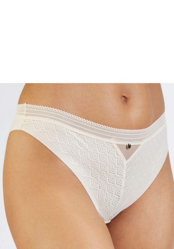LASCANA String aus Spitze in moderner Optik mit extraflachen Kanten von LASCANA