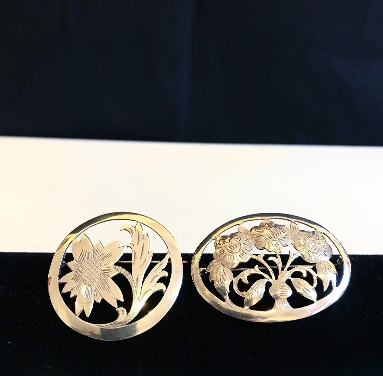 Antik 800/835 Silber Brosche/Handarbeit, Mit Blumen Motiv Drei Blumen, Ziseliert von LASTWALLFLOWER