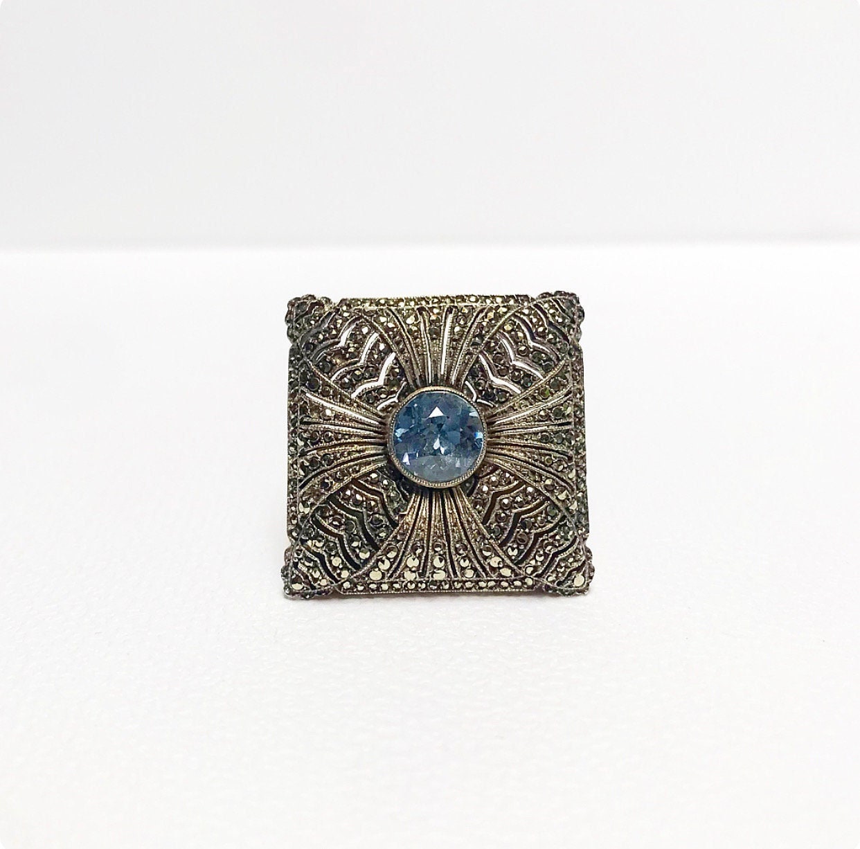 Antik Art Deco 830 Silber Brosche, Mit Markasiten Und Blautopas von LASTWALLFLOWER