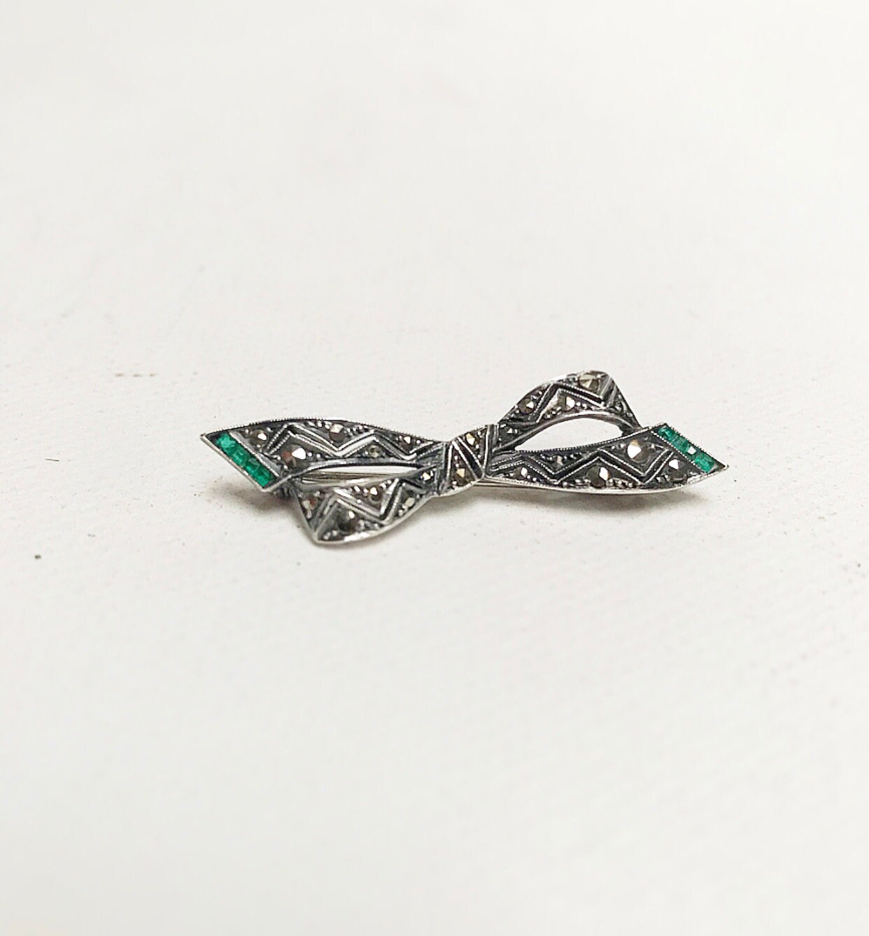 Antik Art Deco 835 Silber Schleifen Brosche Mit Markasiten, Grüne Steine, Vintage Brosche, Schleife von LASTWALLFLOWER