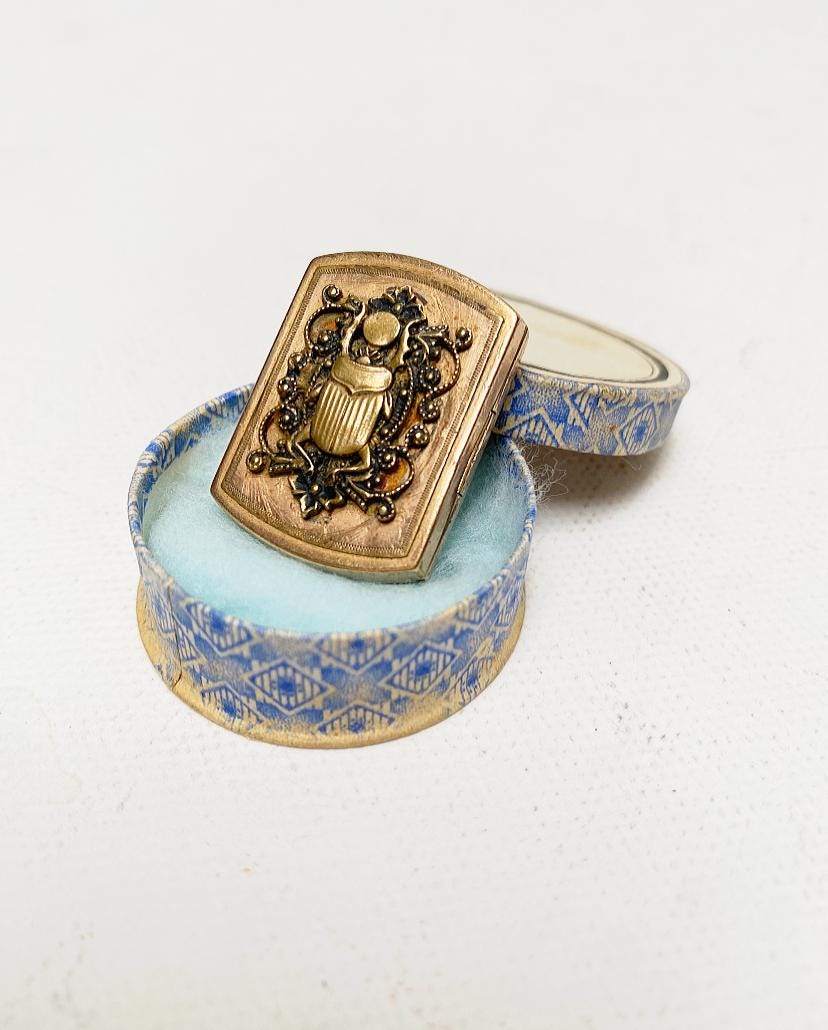 Antik Jugendstil Glücksbringer Skarabäus Mit Dungkugel Medaillon, Miniatur Dose, Aufbewahrung Für Andenken, Vergoldet von LASTWALLFLOWER