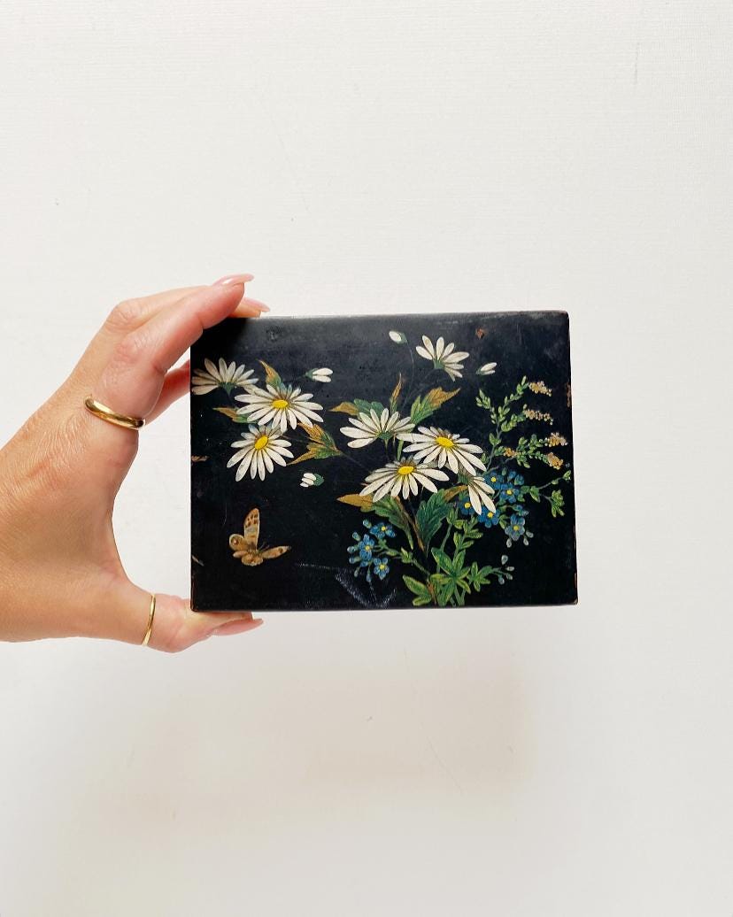 Antik Pappmaché Lack Schatulle Mit Blumen Motiv, Margeriten/ Schmuck Oder Briefmarken Aufbewahrung, Box/Schwarz, Floral Dekor von LASTWALLFLOWER