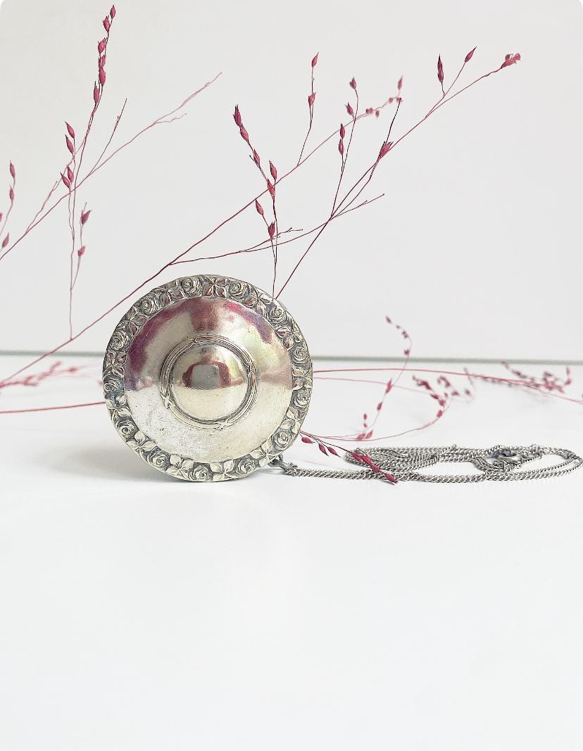 Antik Schmuckdose Aus Alpacca, Rosen Motiv/Aufbewahrung, Floral Deckeldose Als Anhänger Mit Halskette 835 Silber/ Schatulle von LASTWALLFLOWER