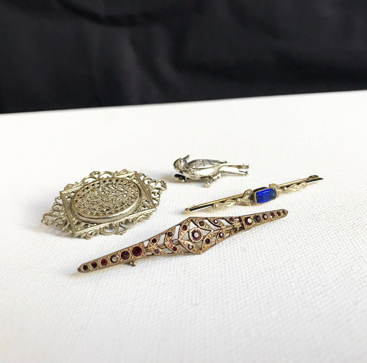 Antik Und Vintage Broschen/stabbrosche Aus Messing Markasiten Silberfarben Mit Durchbruchmuster/ Vögelchen von LASTWALLFLOWER