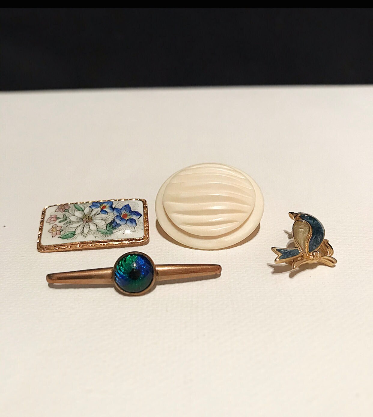 Vintage Broschen/Messing Kupfer Emaille Und Bein Traditionell Floral Mit Enzian Vögelchen von LASTWALLFLOWER