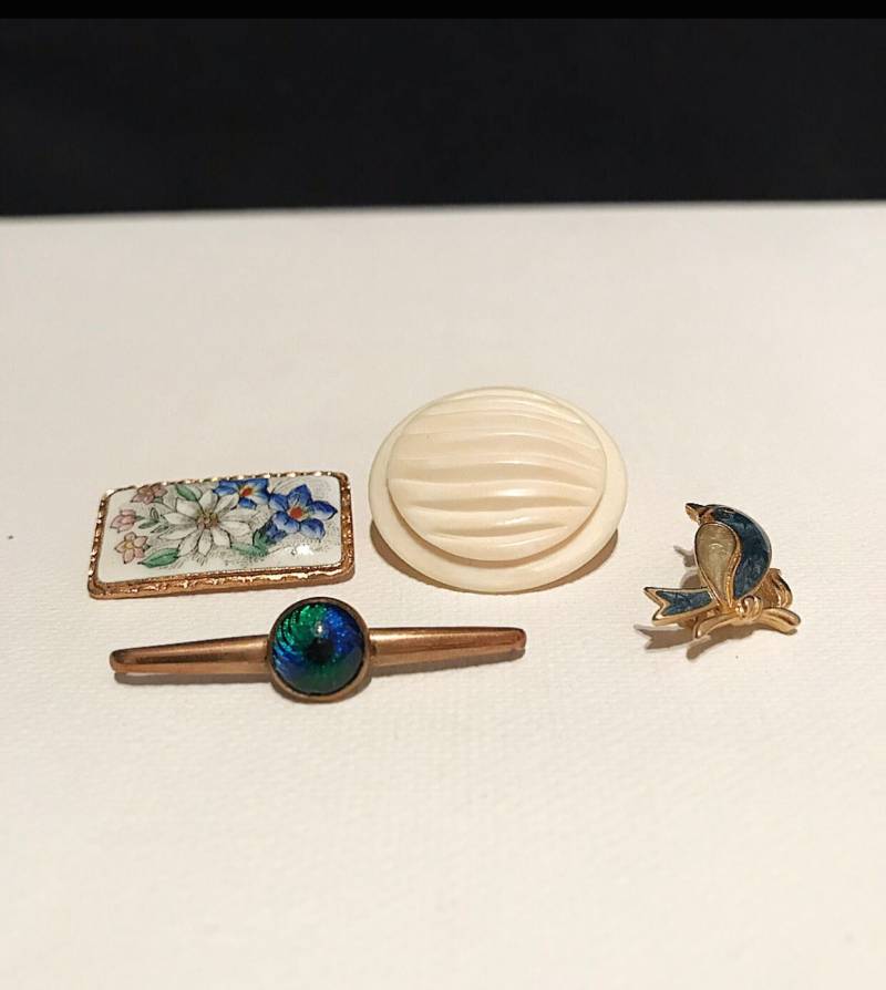 Vintage Broschen/Messing Kupfer Emaille Und Bein Traditionell Floral Mit Enzian Vögelchen von LASTWALLFLOWER