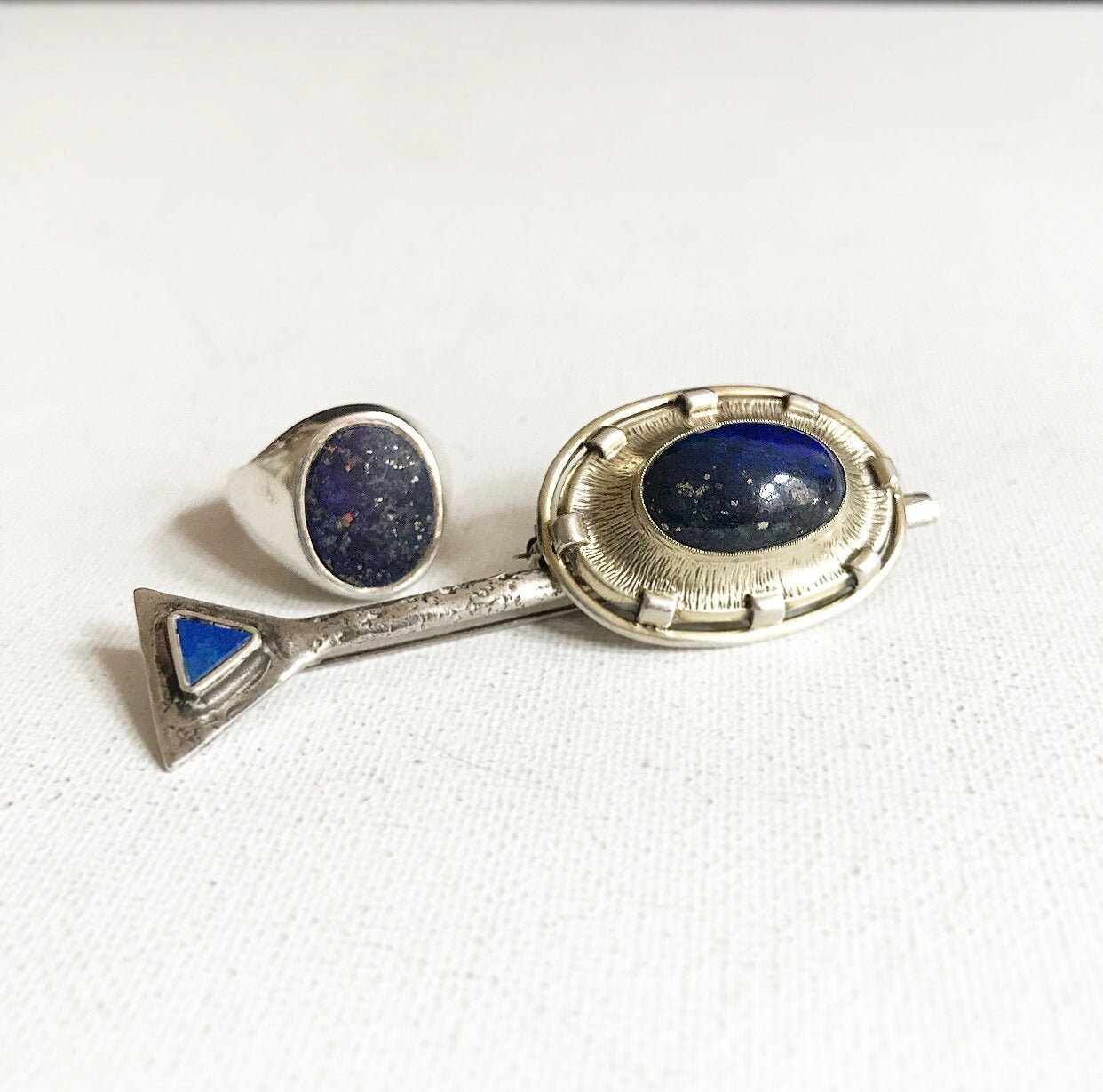 Vintage Lapis Lazuli Edelstein Brosche/Cabochon Stabbrosche Ovale Siegelring 925 Sterling Silber 835/800 von LASTWALLFLOWER