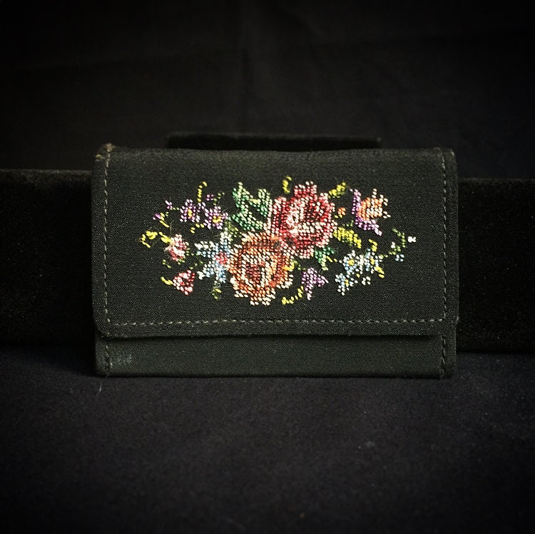 Vintage Petit Point Geldbörse/Mini Portmonnaie Bestickt Schwarz, Mit Blumen Motiv von LASTWALLFLOWER