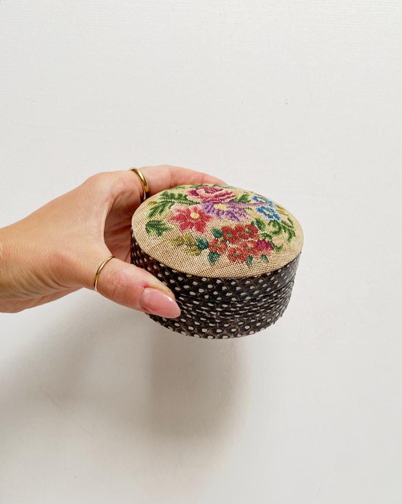Vintage Petit Point Stickerei Spiegel Box Mit Schlangenhaut/Dose, Schmuck Schatulle Schmuckkasten Gobelin von LASTWALLFLOWER