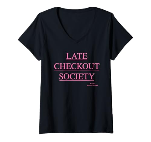 Damen LATE CHECKOUT SOCIETY - Please Do Not Disturb. Hotel Urlaub T-Shirt mit V-Ausschnitt Damen LATE CHECKOUT SOCIETY - Please Do Not Disturb. Hotel Urlaub T-Shirt mit V-Ausschnitt von LATE CHECKOUT SOCIETY X Please Do Not Disturb