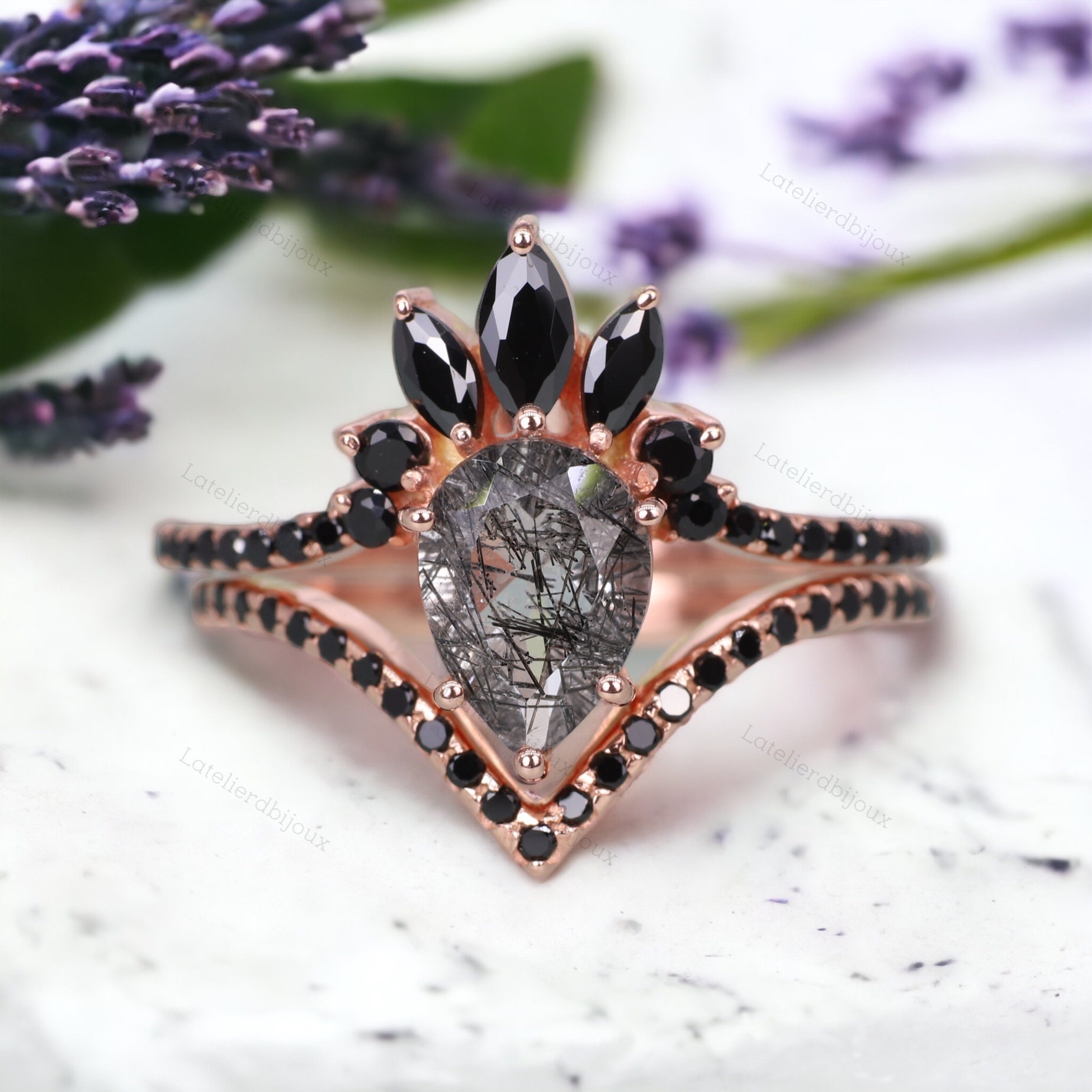 Birnenförmige Schwarze Rutilquarz Verlobungsring Set Passende Frauen Band Geschenk For Love 14K Rose Gold Ehering Einzigartiges Brautset von LATELIERDBIJOUX