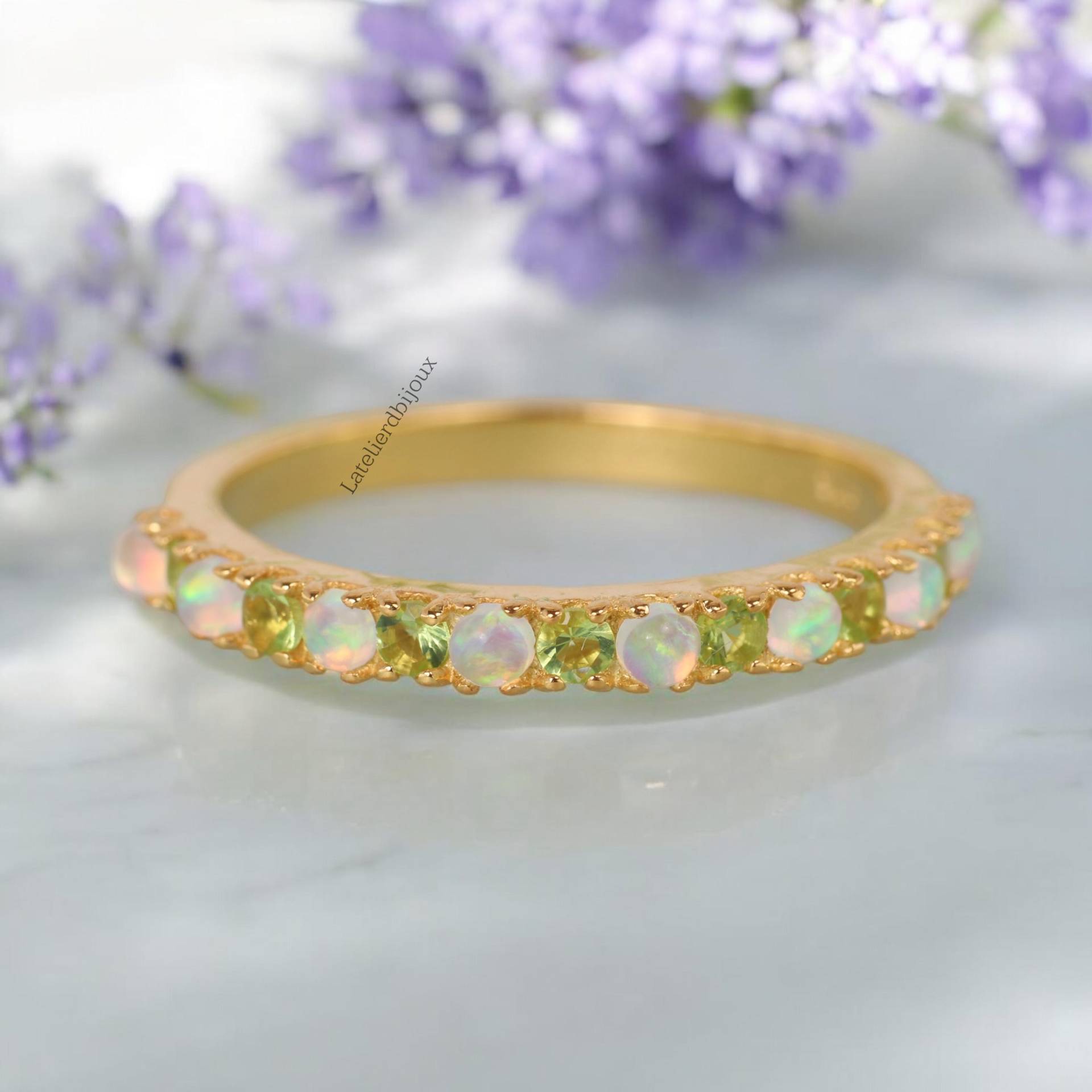 Opal Peridot Ehering, Stapelbares Eternity Band, Zarter Verlobungsschmuck, 14K Gelbgold Statement Geschenk Für Frauen von LATELIERDBIJOUX