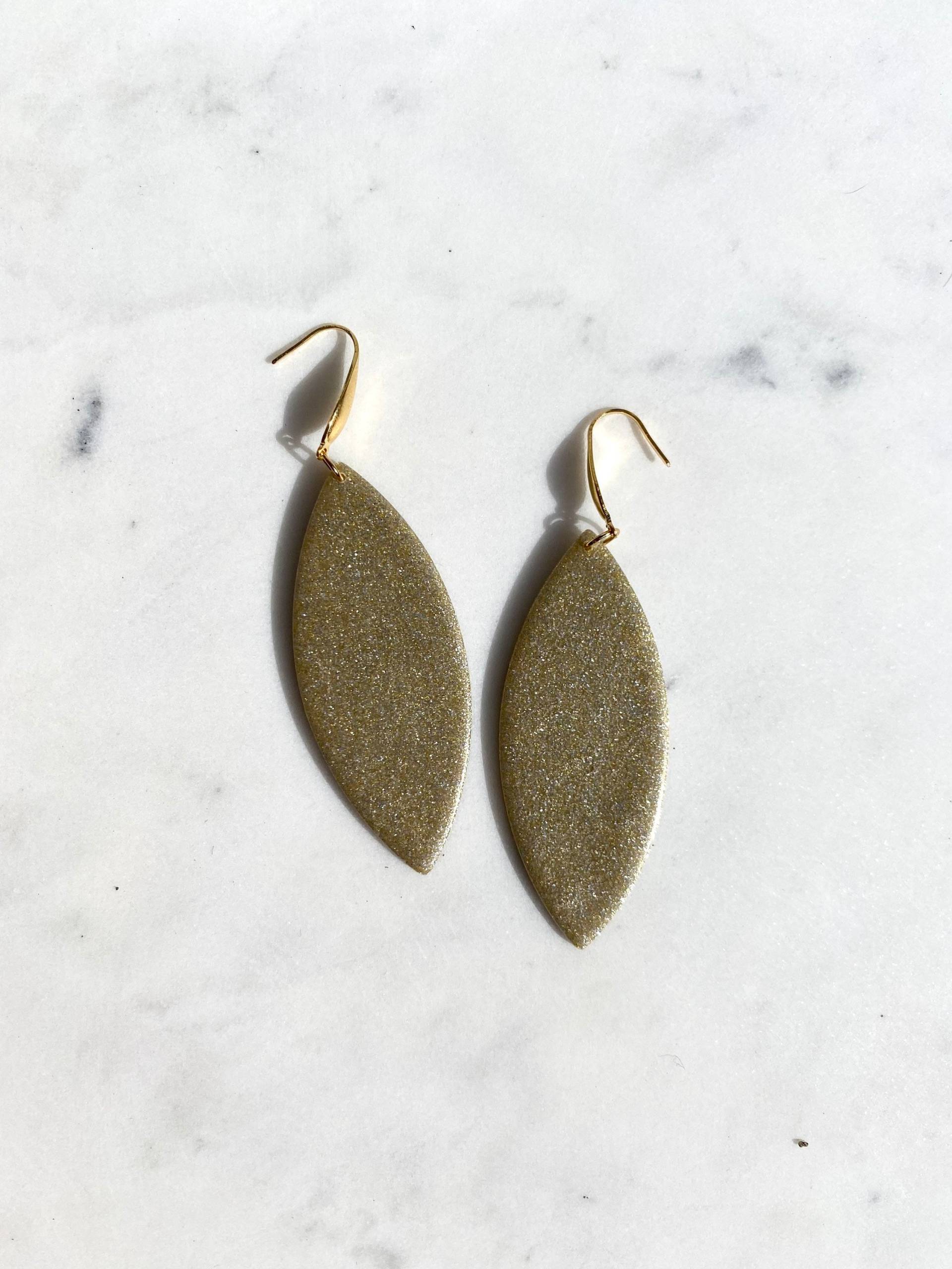 Lange Ohrringe Mit Goldenem Glitzer, Schmuck Zum Valentinstagsgeschenk Aus Polymerton Und Edelstahl, Liebesschmuck Lange Ohrringe Mit Goldenem Glitzer, Schmuck Zum Valentinstagsgeschenk Aus Polymerton Und Edelstahl, Liebesschmuck von LATELIERMARCEL