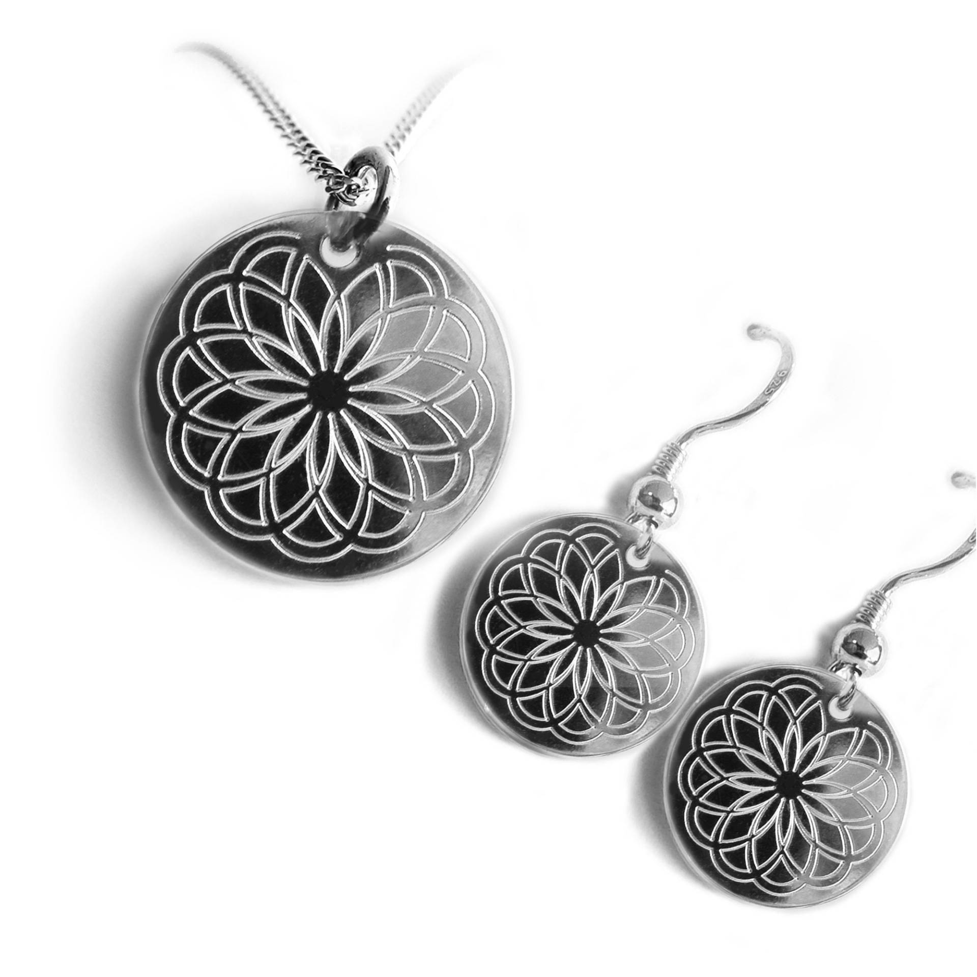Elegantes Schmuckset Mit Gravur, Mandala, Blume, Silberkette & Ohrringe, 925 Silber Rhodiniert Elegantes Schmuckset Mit Gravur, Mandala, Blume, Silberkette & Ohrringe, 925 Silber Rhodiniert von LATIGGA
