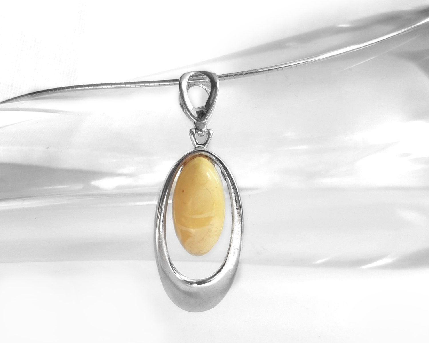 Großer Bernstein Anhänger & Halsreif, Hellgelber Kettenanhänger - Oval, Omegareif, Silberschmuck Für Damen Großer Bernstein Anhänger & Halsreif, Hellgelber Kettenanhänger - Oval, Omegareif, Silberschmuck Für Damen von LATIGGA