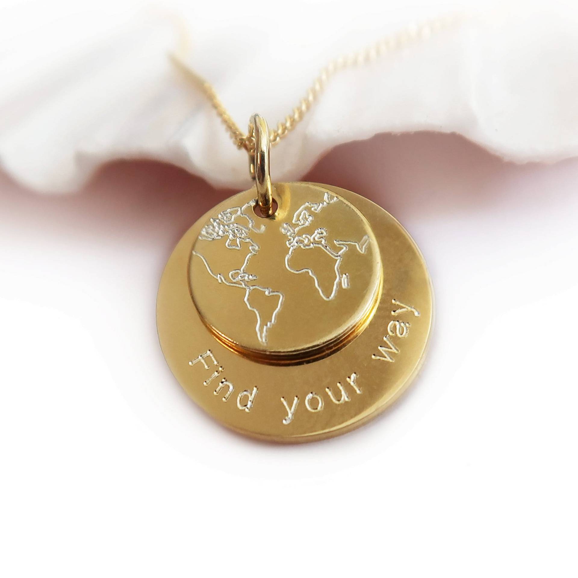 Personalisierte Gravierte Halskette | Reise - Weltkarte Anhänger Vergoldete Kette Mit Gravur Abenteuer Schmuck Geschenk Für Frauen von LATIGGA