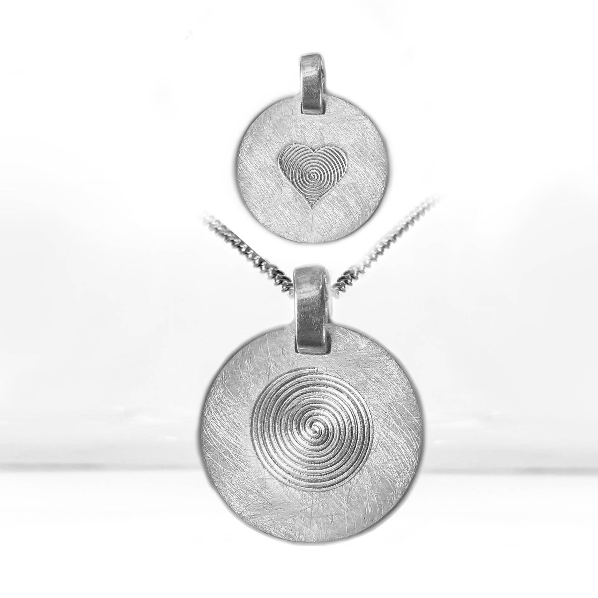 Runder Gebürsteter Gravur-Anhänger Aus 925 Silber - Herz, Spirale Oder Ohne Motiv, Mit Initialen Optional Silberkette von LATIGGA