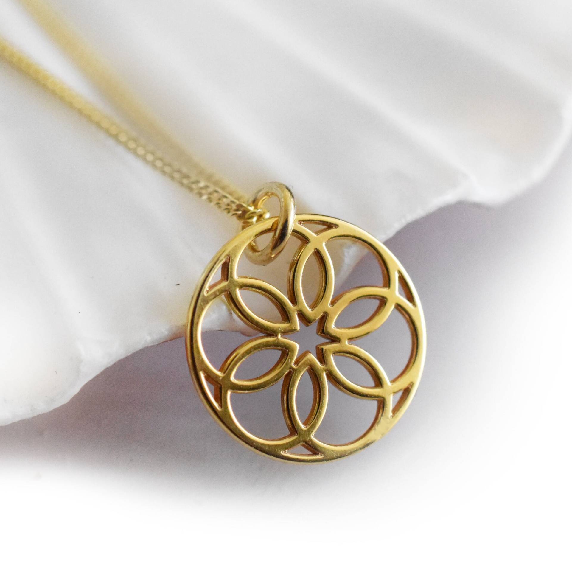 Vergoldete Kette Mit Filigranem Runden Mandala - Anhänger | Zierliche Kette, Geschenk Für Frauen von LATIGGA