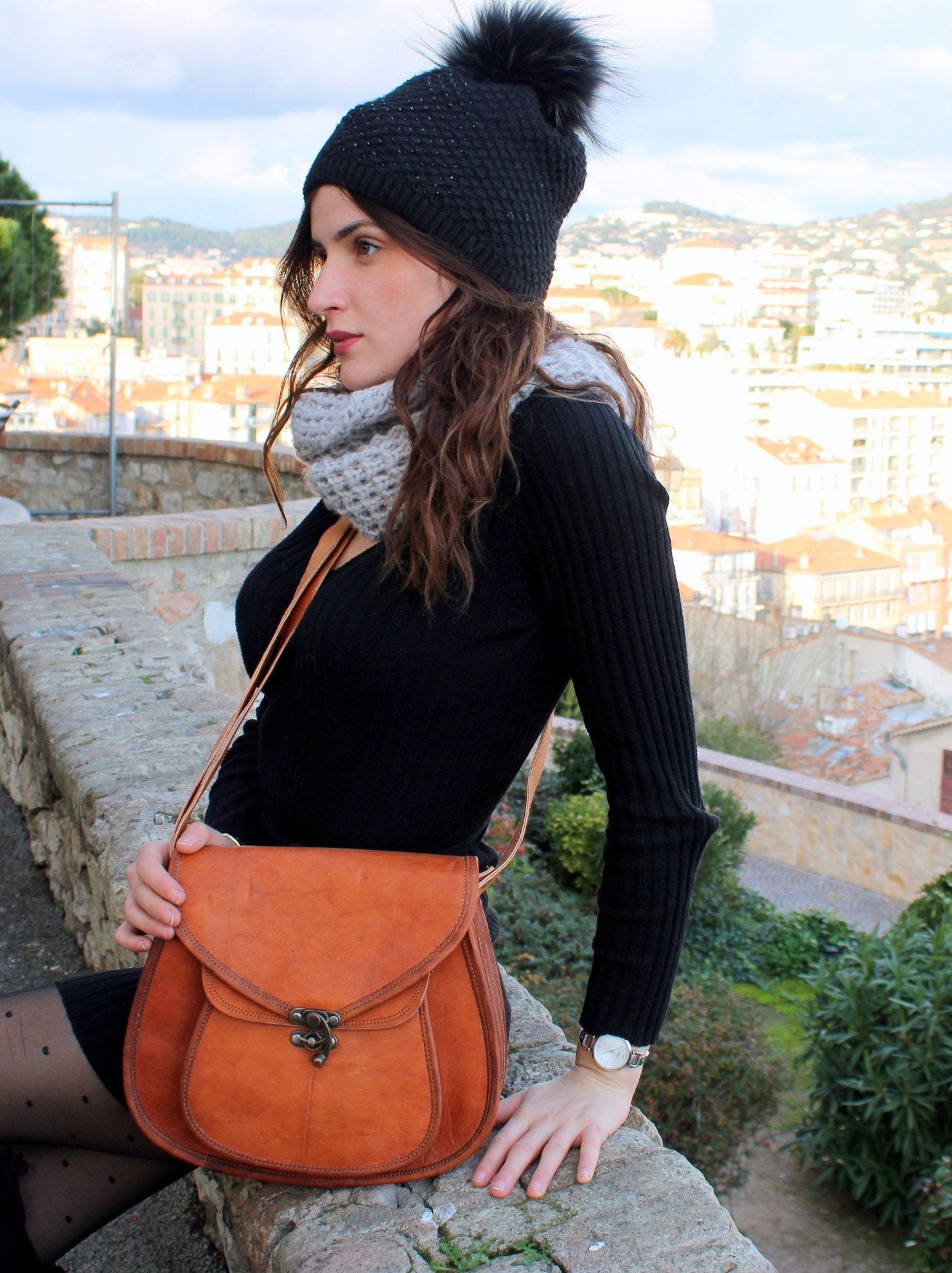 Echtleder Handtasche, Runde Braune Leder Schultertasche, Naturleder Tasche Für Frauen, Vintage Stil Naturgegerbte Ledertasche von LATIKACREATIONS