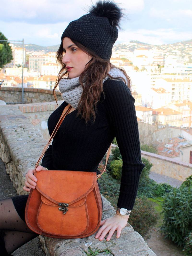 Echtleder Handtasche, Runde Braune Leder Schultertasche, Naturleder Tasche Für Frauen, Vintage Stil Naturgegerbte Ledertasche von LATIKACREATIONS