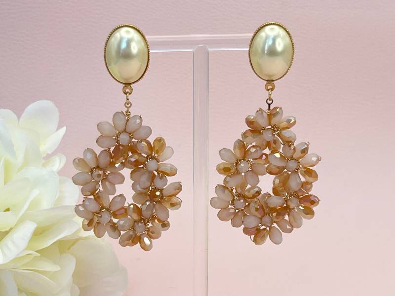 Glitzer Statement Ohrringe Mit Blumenanhängern Aus Facettperlen in Creme An Steckern Perlen Cabochons - Laury Goes Côtes D'azure von LAURYLOVESPINK
