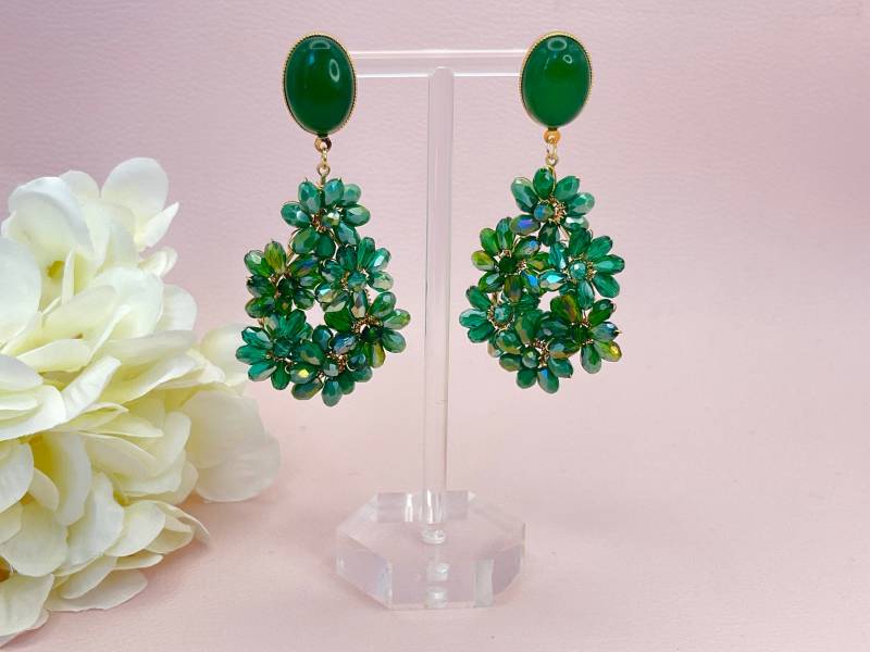Glitzer Statement Ohrringe Mit Blumenanhängern Aus Grünen Perlen An Ohrsteckern Jade Cabochons - Laury Goes Côtes D'azure von LAURYLOVESPINK