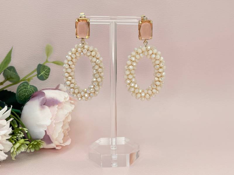 Glitzer Statement Ohrringe Mit Ovalen Anhängern Aus Facettperlen An Vergoldeten Kristallglassteckern Creme Peach - Laury Goes Côtes D'azure von LAURYLOVESPINK
