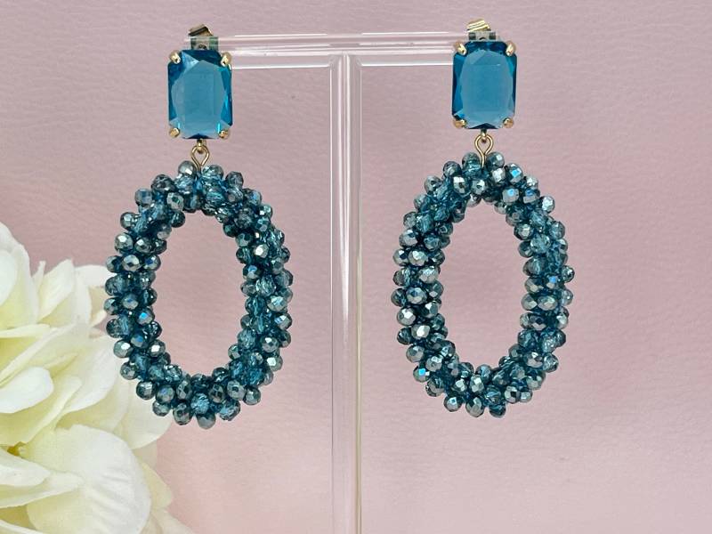 Glitzer Statement Ohrringe Mit Ovalen Anhängern Aus Facettperlen An Vergoldeten Kristallglassteckern in Türkis - Laury Goes Côtes D'azure von LAURYLOVESPINK