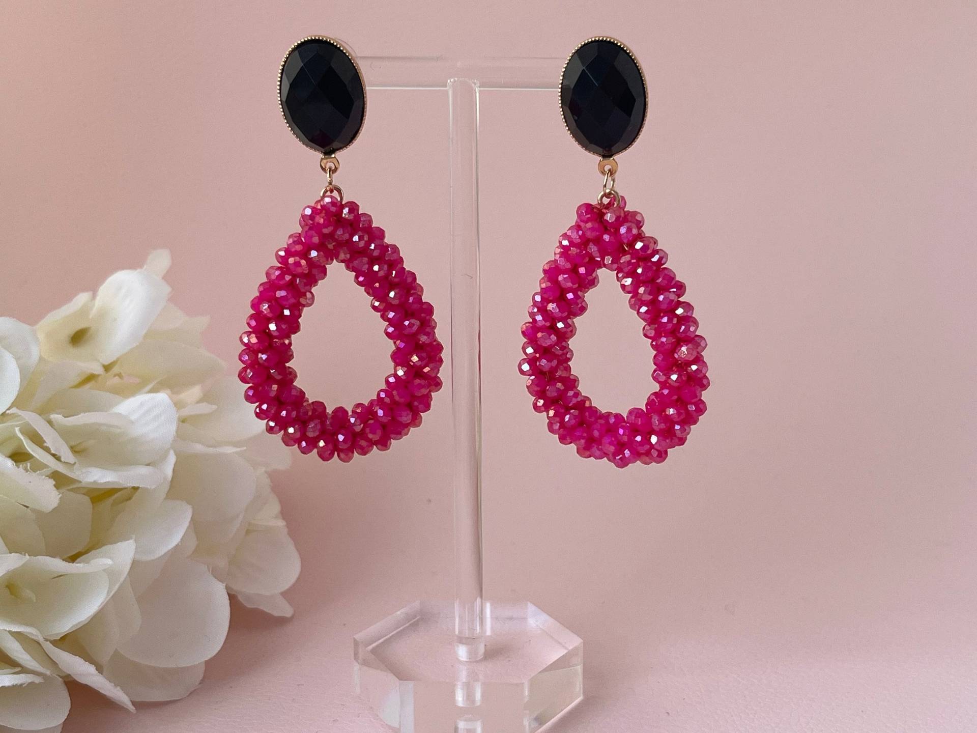 Glitzer Statement Ohrringe Mit Pinken Facettperlentropfen An Ohrsteckern Schwarzen Facettierten Cabochons - Laury Goes Côtes D'azure von LAURYLOVESPINK