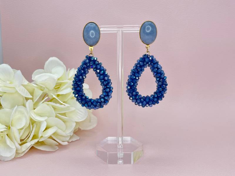 Glitzer Statement Ohrringe Mit Tropfen Aus Blauen Facettperlen An Vergoldeten Steckern Hellblauen Cabochons - Laury Goes Côtes D'azure von LAURYLOVESPINK