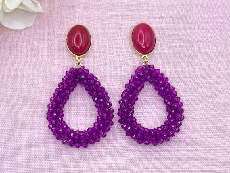 Glitzer Statement Ohrringe Mit Tropfen Aus Lila Facettperlen An Vergoldeten Steckern Jade Cabochons Fuchsia - Laury Goes Côtes D'azure von LAURYLOVESPINK