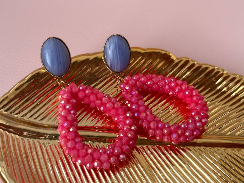 Glitzer Statement Ohrringe Mit Tropfen Aus Perlen in Koralle An Vergoldeten Steckern Hellblauen Cabochons - Laury Goes Côtes D'azure von LAURYLOVESPINK