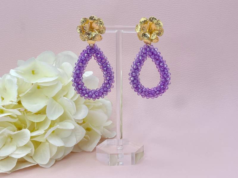 Glitzer Statementohrringe Mit Tropfen Aus Schimmernden Facettperlen in Flieder An Vergoldeten Blumensteckern - Laury Goes Chelsea Glitzer Statementohrringe Mit Tropfen Aus Schimmernden Facettperlen in Flieder An Vergoldeten Blumensteckern - Laury Goes Chelsea von LAURYLOVESPINK