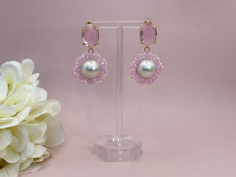 Handgestickte Perlenohrringe Aus Baumwollperlen, Rocailles Und Facettperlen An Vergoldeten Kristallglas Steckern - Laury Goes Stockholm von LAURYLOVESPINK