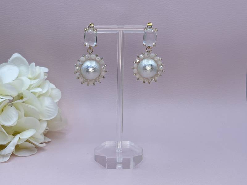 Handgestickte Perlenohrringe Aus Baumwollperlen, Rocailles Und Facettperlen An Vergoldeten Kristallglassteckern - Laury Goes Stockholm von LAURYLOVESPINK