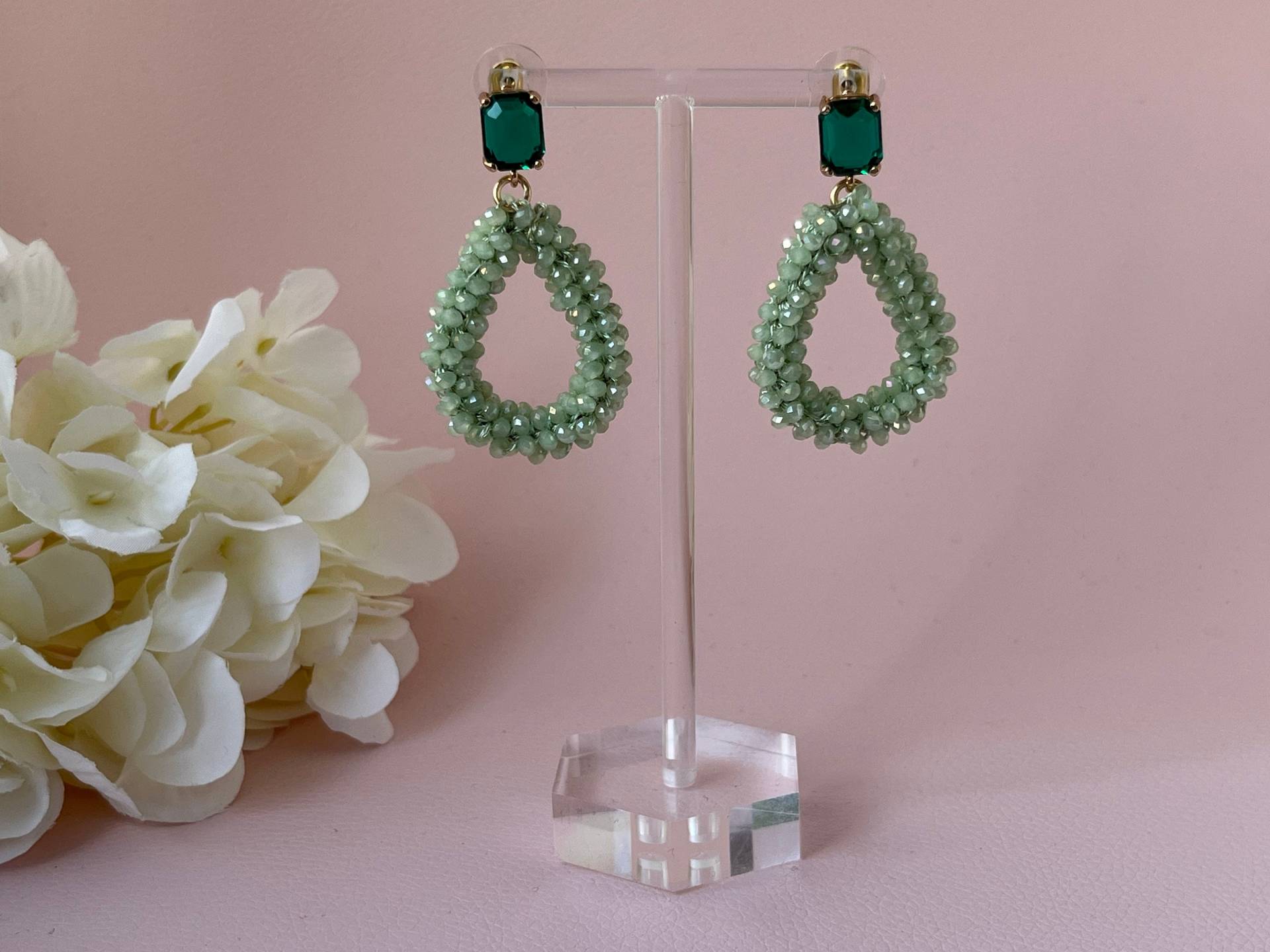 Kleine Glitzerohrringe Mit Tropfen Aus Lindgrünen Facettperlen An Vergoldeten Grünen Kristallglassteckern - Laury Goes Côtes D'azure von LAURYLOVESPINK