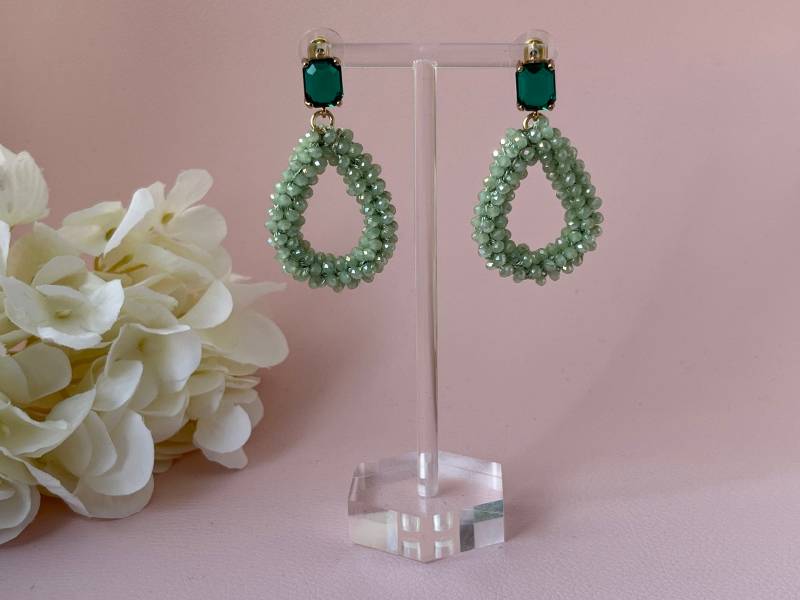 Kleine Glitzerohrringe Mit Tropfen Aus Lindgrünen Facettperlen An Vergoldeten Grünen Kristallglassteckern - Laury Goes Côtes D'azure von LAURYLOVESPINK