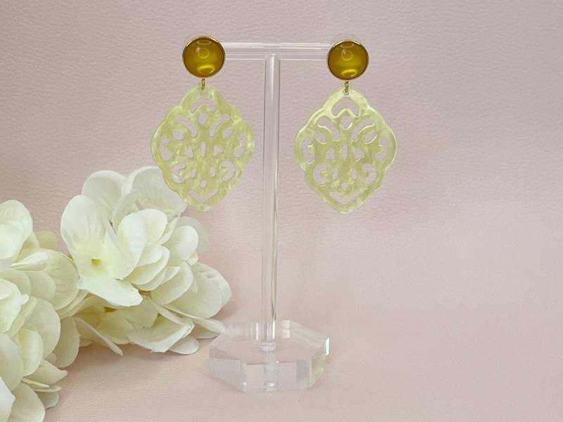 Leichte Ornamentohrringe, Hängeohrringe An Vergoldeten Ohrsteckern Mit Cabochons in Hellgelb - Laury Goes Marrakesh von LAURYLOVESPINK